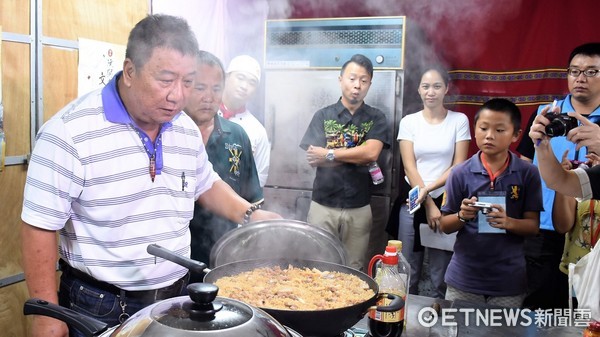 花莲市阮弼真君文化祭第一梯次美食教学在阮弼真君庙举办,民意里长颜春有等人教台湾观光学院的学生做猪肉饭、姜茶面,让大陈独特的美食不致失传。(图/花莲市公所提供)