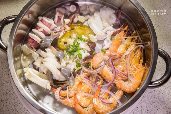 鲨嗑海鲜锅物。(图/虎丽笑嗨嗨)