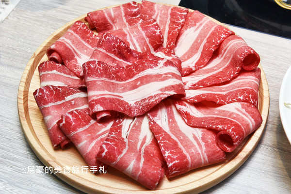 ▲台北藤集火锅大分量顶级肉品新鲜海鲜。(图/尼豪提供)