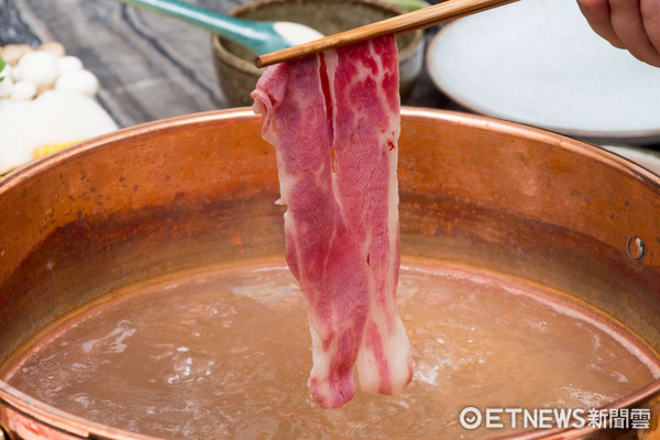 ▲但马家涮涮锅的牛肉轻轻涮过就可以食用了! 。(图/记者黄士原摄)