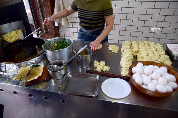 新北市 三重国小手工铁夹蛋饼 '葱油饼。（图／周花花提供）