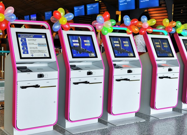 ▲国泰航空自助打印行李标签。(图/国泰港龙航空提供)