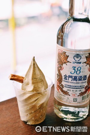 ▲金门38度高梁酒搭配铁观音茶组合而成,没有高粱的?味,淡淡的高粱味巧妙的隐藏在浓郁的茶香中。(图/翻摄自白胡子Milk Beard粉丝专页)