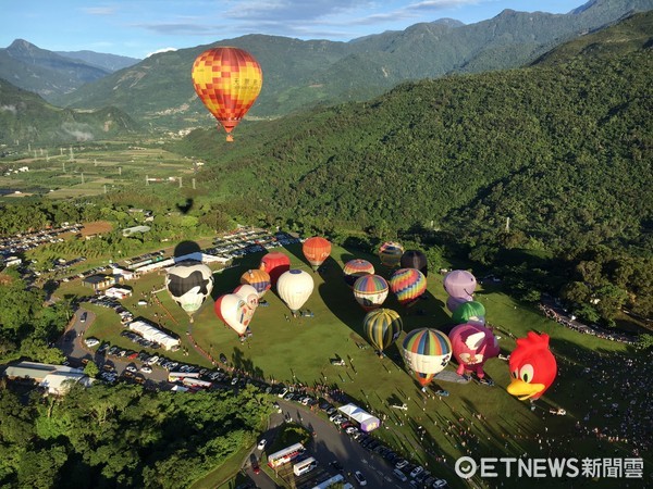“万球齐飞”的壮丽场面，在台东鹿野的天空展现，来自国内外20颗五彩缤纷的热气球陆续f空。（图／台东县政府提供）