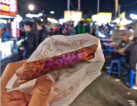 ▲彰化精诚夜市紫山药饼。(图/翻摄影片自网友两个男孩日常食记,请勿随意翻拍,以免侵权。)