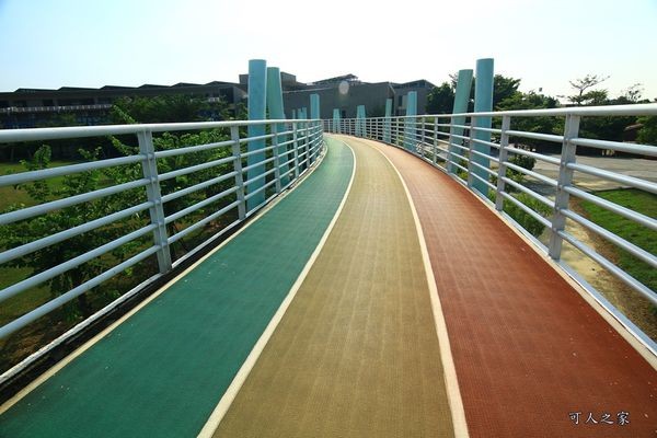 ▲嘉义新港艺术高中空中彩虹跑道。(图/可人之家提供)