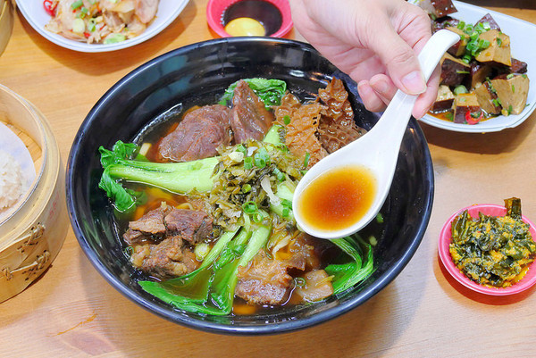 ▲台中大四喜牛肉面东海夜市 。(图/橘子狗爱吃糖提供)