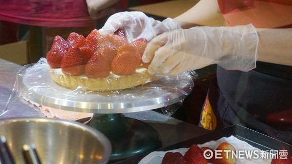 这就是夏天的滋味!淡水“清凉一条街”3款打卡冰品超消暑 。(图/记者廖明慧摄)