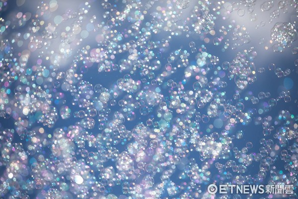 ▲%己8鄢呛T舜笙寐短旃愠≈械拇5部泡泡机发放泡泡 海港城“Bubble Up”公共艺术表演。(图/海港城提供)