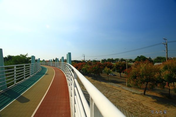 ▲嘉义新港艺术高中空中彩虹跑道。(图/可人之家提供)