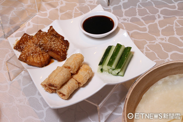 ▲不吃素的人也爱的养心茶楼大换菜单　推出30多道新菜色。（图／记者黄士原摄）