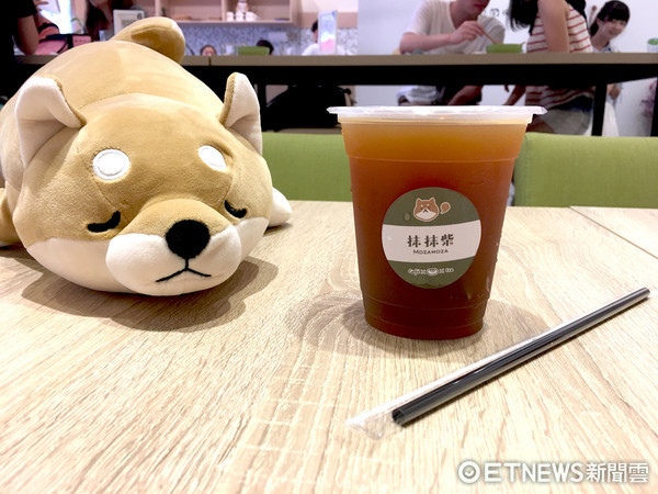 ▲外带杯也有柴犬造型杯身,店内还有柴犬娃娃可以拍照打卡。(图/记者张舒芸摄)