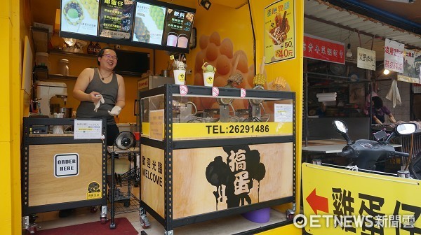 这就是夏天的滋味!淡水“清凉一条街”3款打卡冰品超消暑 。(图/记者廖明慧摄)