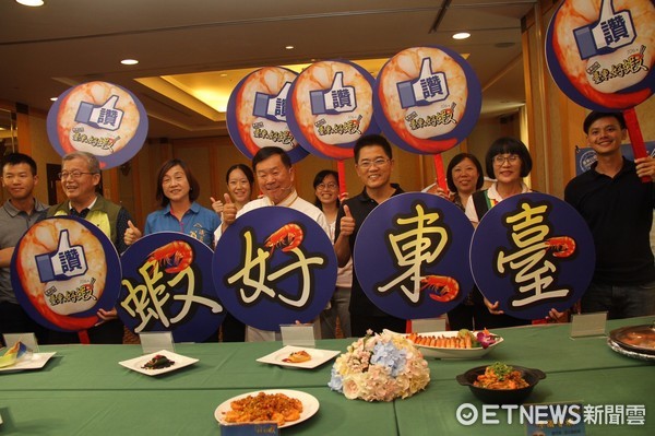 台东县政府举办主厨邀您吃好虾记者会,型男大主厨郭主义推荐大又新鲜的台东白虾。(图/台东县政府提供)