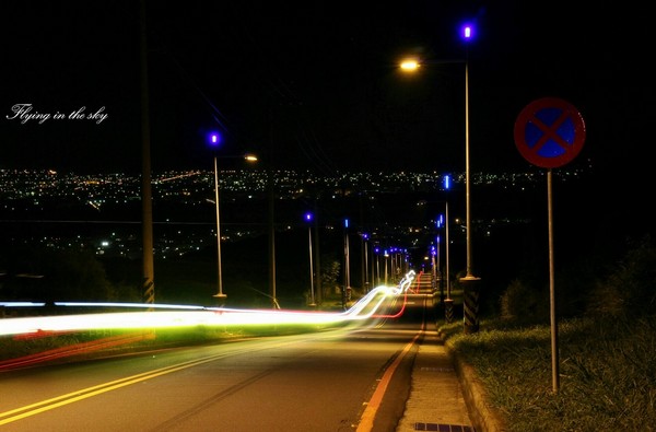 绝美夜景!台中“蓝色公路”空拍照串成蓝宝石金项链