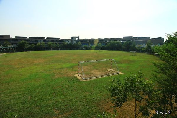 ▲嘉义新港艺术高中空中彩虹跑道。(图/可人之家提供)