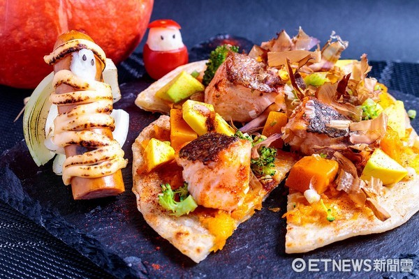 ▲美威鲑鱼厨房10月推出万圣节料理课程。(图/美威鲑鱼提供)酥皮棺木内有鲑鱼飘飘、鲑鱼木乃伊葱油饼、鲑鱼怪兽手指、鲑鱼南瓜咖喱惊魂夜。