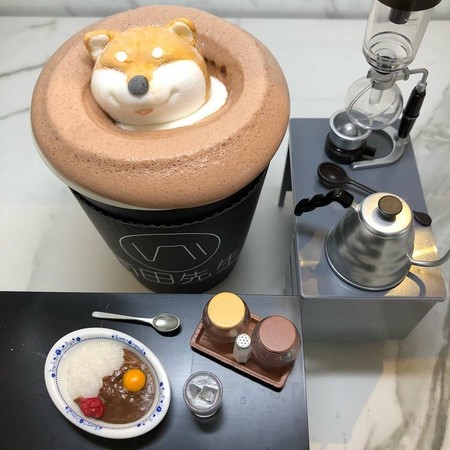 ▲雨田先生手冲饮品的部长鲜奶茶,有可爱的柴犬棉花糖。(图/取自雨田先生手冲饮品脸书)