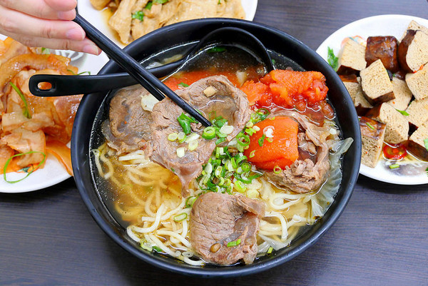 山西蕃茄牛肉刀削面。(图/橘子狗爱吃糖)
