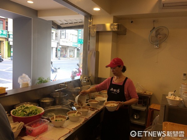神级馄饨复活!在地人感动:左营市场虽拆了但怀旧美食永流传。(图/记者廖明慧摄)