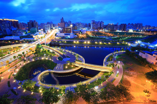 ▲高雄爱河之心夜景。（图／由中华民国交通部观光局提供，摄影师：吴志学）仅做景点正面报导使用，不可有负面使用。