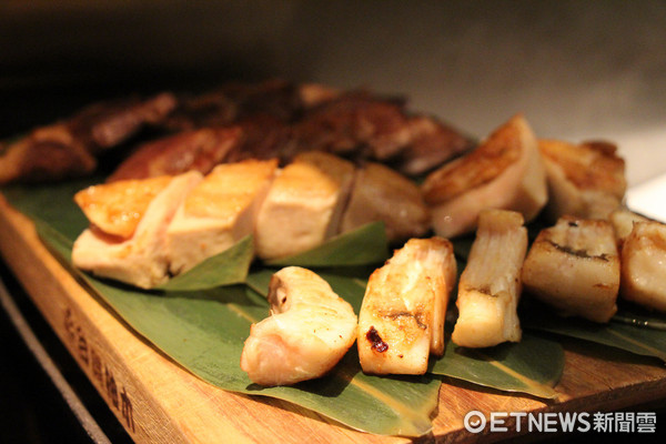 ▲文华Cafe晚间也推Buffet　鲍鱼、螃蟹及带骨肋眼牛排吃到饱。（图／记者黄士原摄）