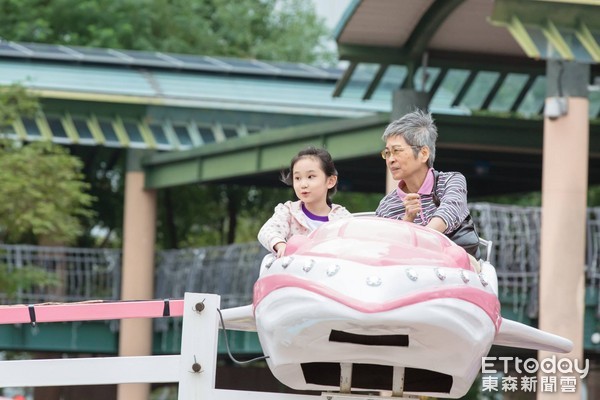 旋转飞机,游乐场,亲子同乐(图/记者林世文摄)