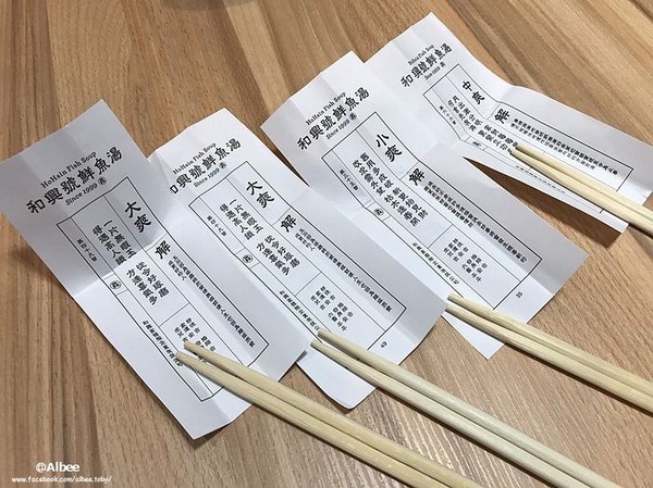 ▲台南林百货旁和兴号鲜鱼汤。(图/爱比妞提供)
