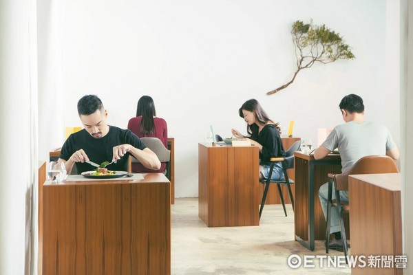 ▲专为一个人设计的餐饮空间《table for ONE 一人餐桌》。(图/警喜制造 Surprise Lab.提供)