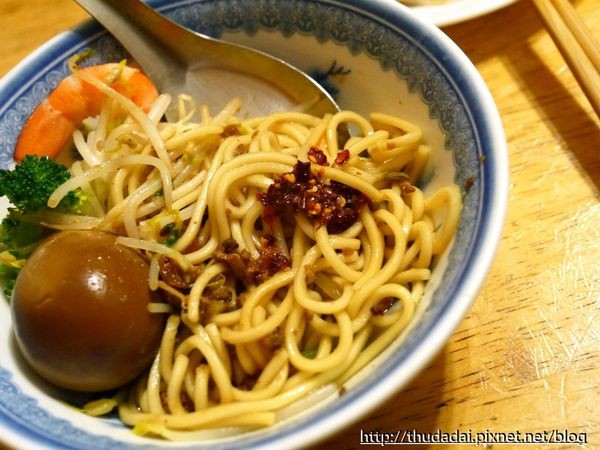 江川肉燥饭、候夜担仔面。(图/三高Sir)