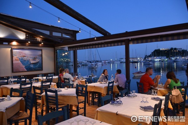 ▲希腊雅典小渔港Mikrolimano,4 brothers restaurant。(图/记者李姿仪摄)