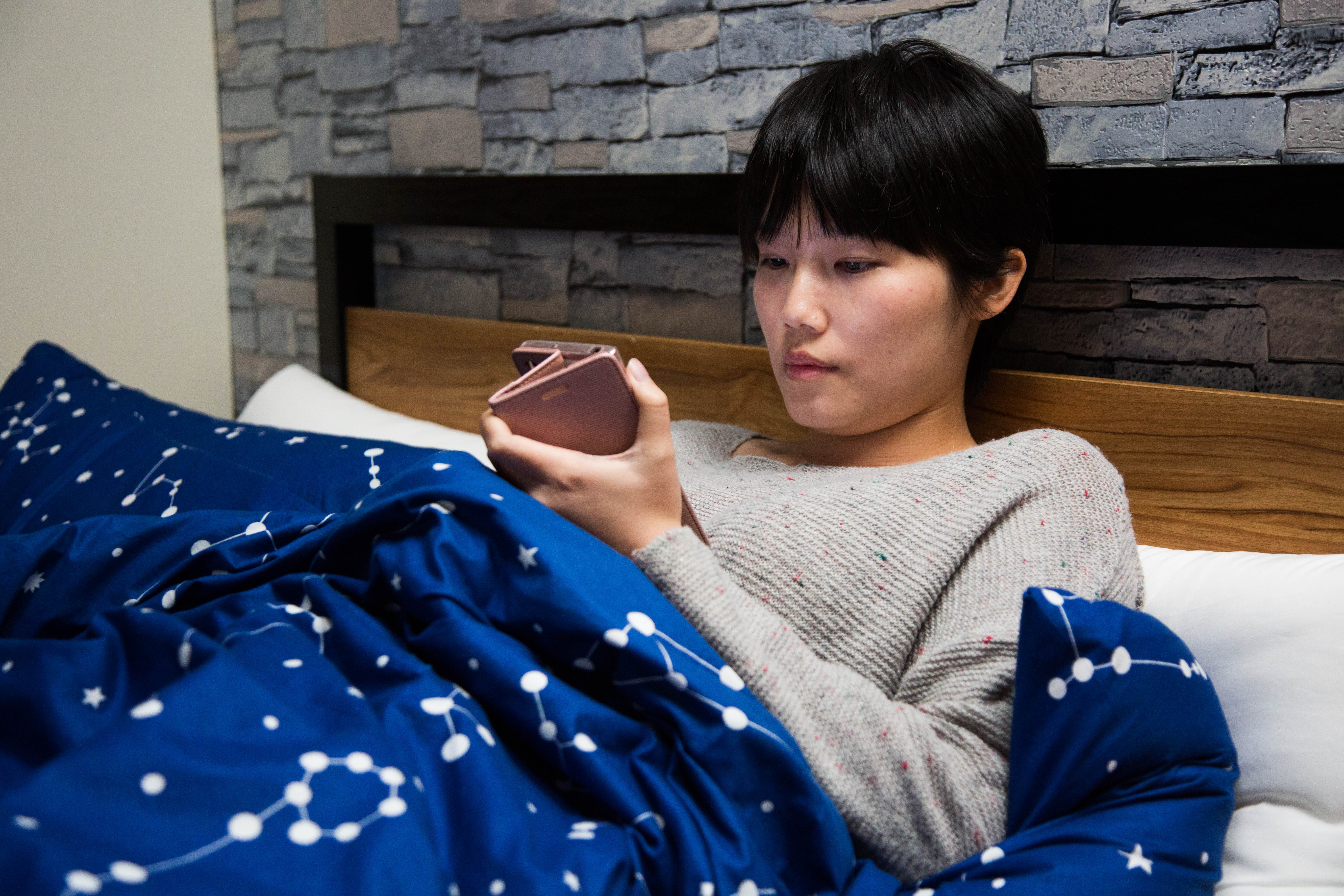 床上滑手机,床上,手机(图/记者季相儒摄)