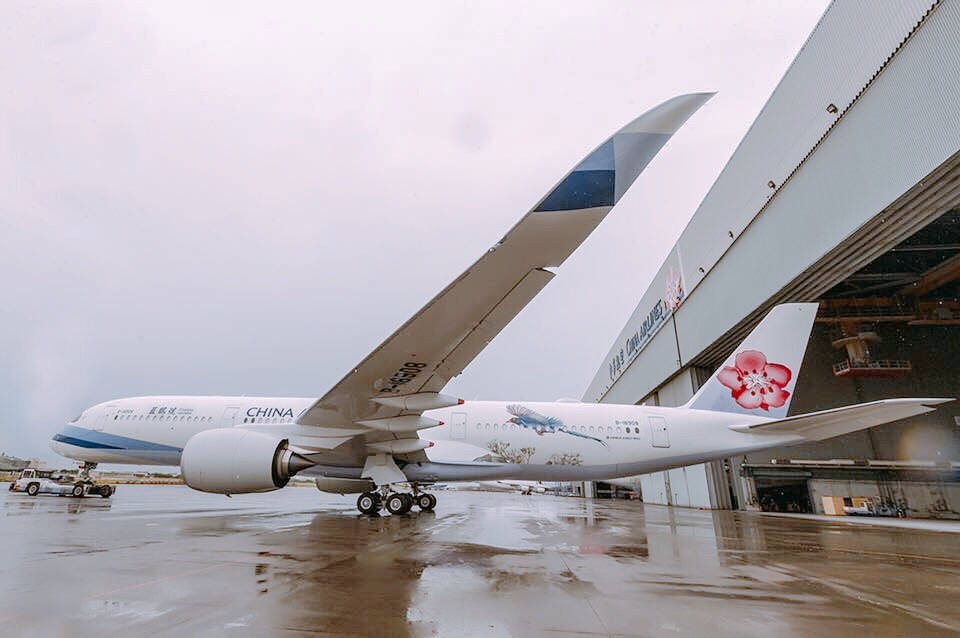 ▲华航A350蓝鹊号彩绘机执飞温哥华航线。(图/华航提供)