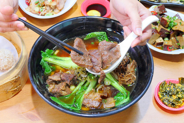 ▲台中大四喜牛肉面东海夜市 。(图/橘子狗爱吃糖提供)
