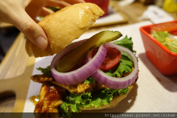 ▲台北1885 burger store 南京店。(图/老K提供)