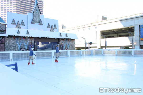 ▲12米冰晶圣诞树11/30登场　冰雪奇缘嘉年华免费5景点好好拍。（图／记者黄士原摄）