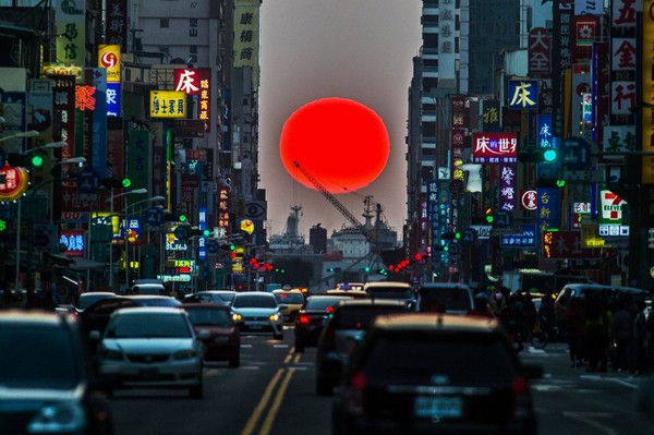▲高雄街头的纽约曼哈顿“悬日”奇景。（图／张忠义提供）