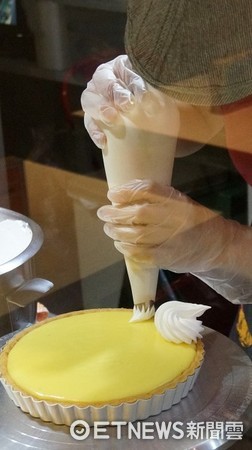 这就是夏天的滋味!淡水“清凉一条街”3款打卡冰品超消暑 。(图/记者廖明慧摄)