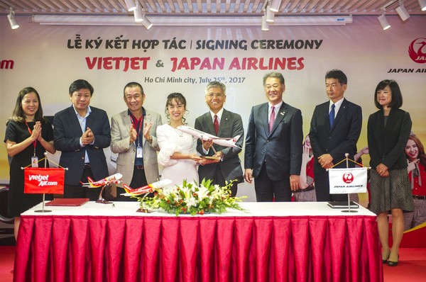 ▲越捷航空与日本航空签署合作协议。(图/越捷航空提供)