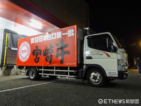 ▲干杯集团，A5最高等级日本宫崎牛薄切沙朗寿喜烧。首批登台日本宫崎牛冷藏物流车（图／干杯集团提供)