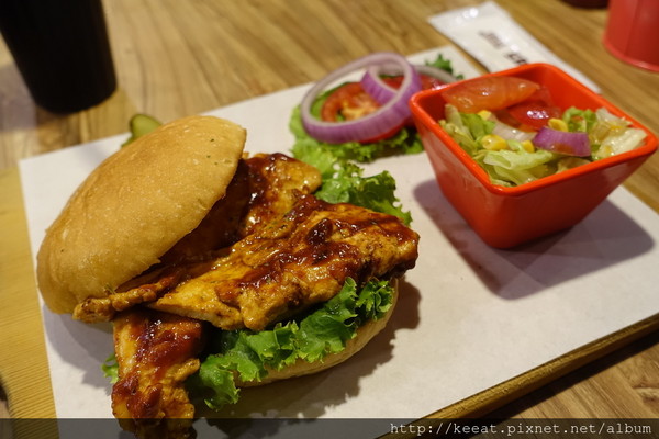 ▲台北1885 burger store 南京店。(图/老K提供)