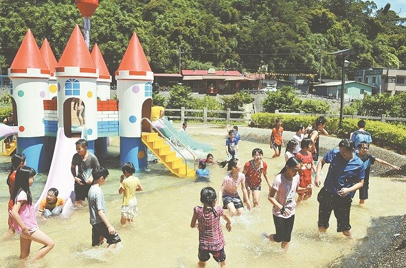 暖暖亲水公园启用 市民清凉一夏。(图/民众日报)