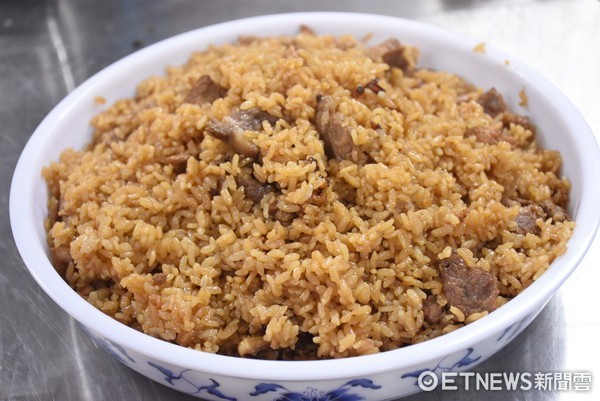 花莲市阮弼真君文化祭第一梯次美食教学在阮弼真君庙举办,民意里长颜春有等人教台湾观光学院的学生做猪肉饭、姜茶面,让大陈独特的美食不致失传。(图/花莲市公所提供)