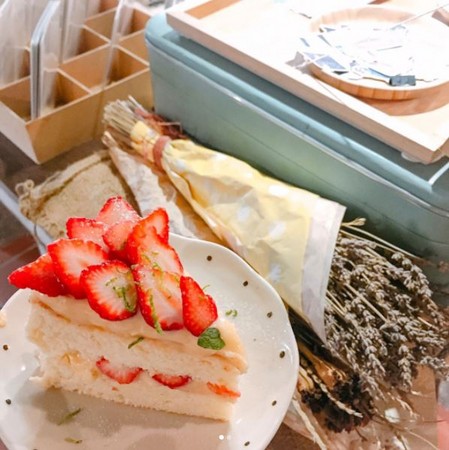 屋子里有甜点的冬季限定草莓卡士达蛋糕。(图/IG@ka.03y提供。)
