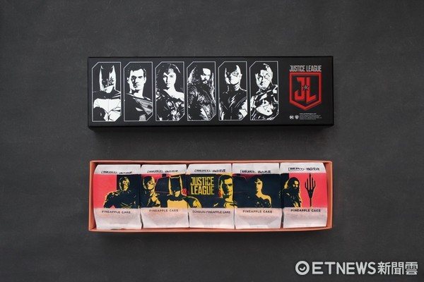 ▲烧肉N<业者与正义联盟推出联名凤梨酥，“JUSTICE LEAGUE&times;开N< 凤梨酥”。（图／记者黄士原摄）