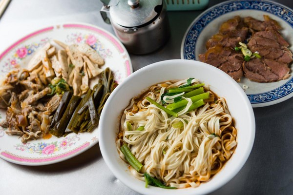 露天牛肉面简直就像流水席