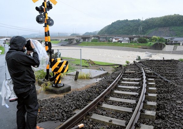 暴雨袭日本九州 暴涨溪水冲断JR铁桥、50万人紧急避难。(图/翻摄自推特@saorigrandpa)