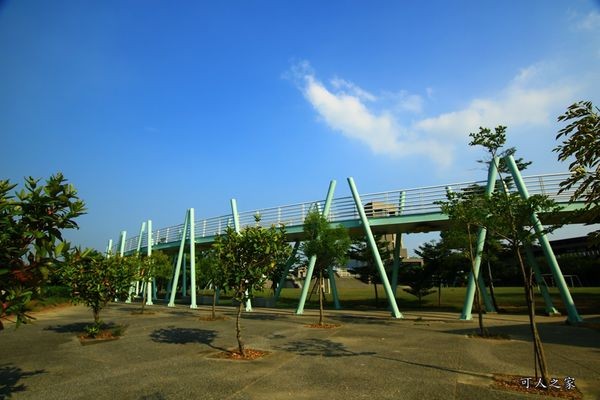 ▲嘉义新港艺术高中空中彩虹跑道。(图/可人之家提供)