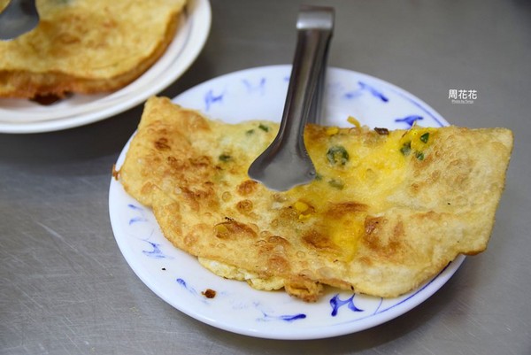 新北市 三重国小手工铁夹蛋饼 '葱油饼。（图／周花花提供）