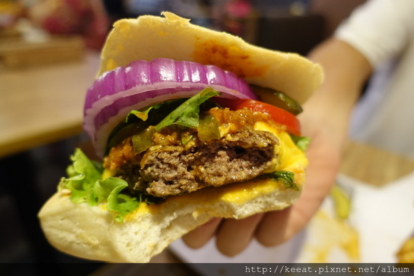 ▲台北1885 burger store 南京店。(图/老K提供)
